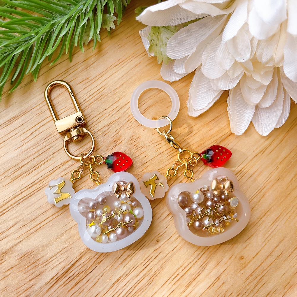 くまちゃんのシェイカーキーホルダー🧸🍓 レジンくまキーホルダー
