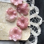 【2粒】28×30mm/ピンクマーブル/フラワーパーツ