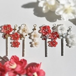 梅の花のアシンメトリーピアスorイヤリング(ホワイト)