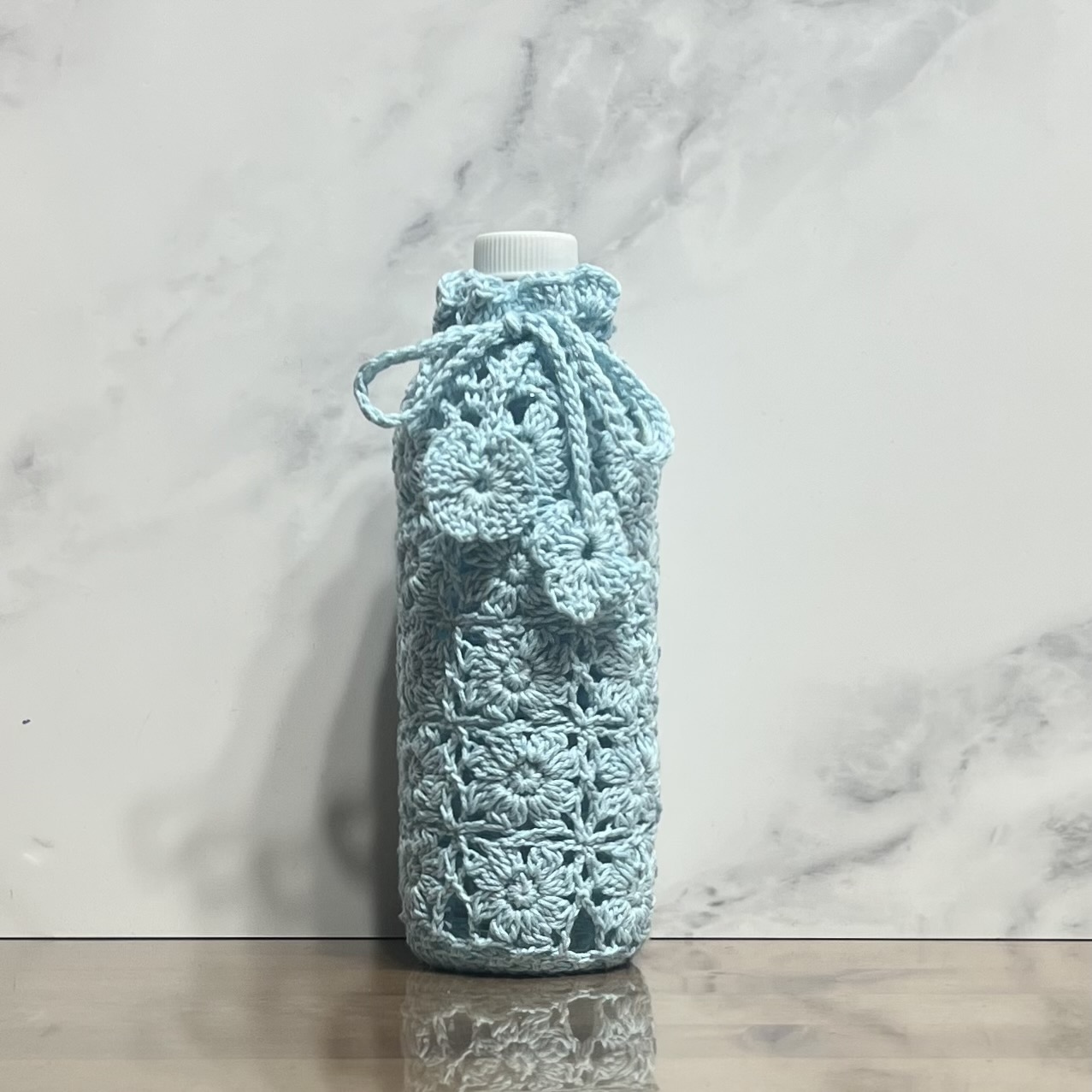 500ml フラワーデザインのペットボトルカバー（ブルー) - amu*amu