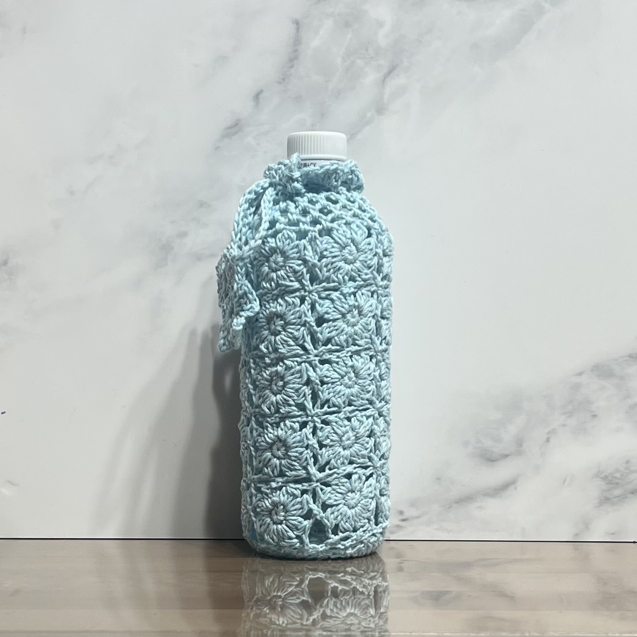 500ml フラワーデザインのペットボトルカバー（ブルー) - amu*amu