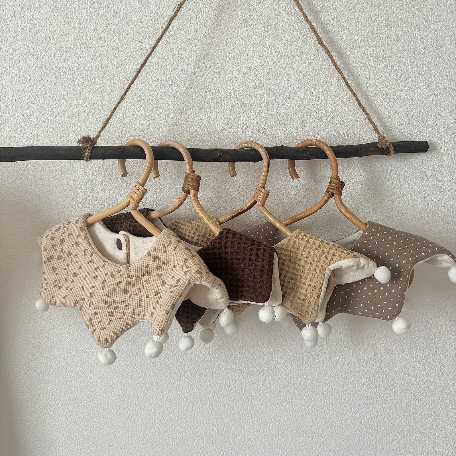 ハンドメイドスタイ　ゆりこ様 洋梨と花柄の刺繍を、スタイに仕立てました🌿🌷👶🍼 図案は