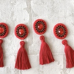 119🌷9周年感謝祭🌷オーバルビジュー／刺繍大ぶりタッセルイヤリング(赤色)