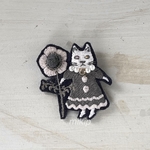 アネモネコ(anemoneko)  シェル　猫とアネモネ　ビーズ・刺繍ブローチ　お花ブローチ　白猫D