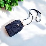 【プレゼントにおススメ】リボンチャーム付き/紺色の花柄刺繍/スマホポシェットがま口