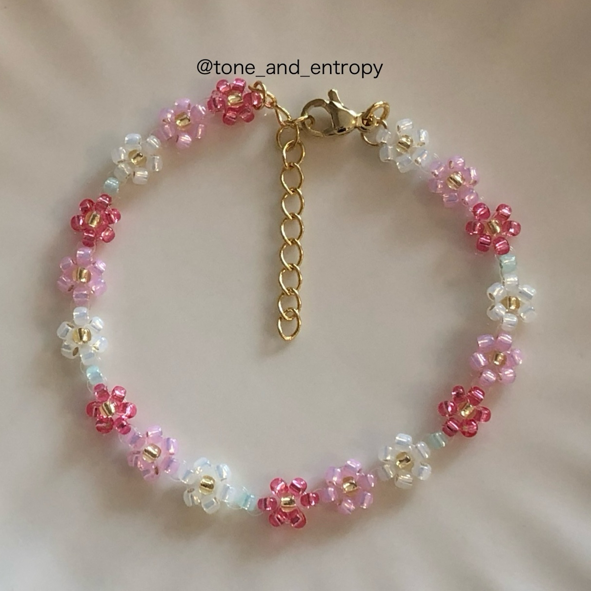 ピンクのビーズ花モチーフブレスレット オーロラピンクグラデーションのお花のビーズブレスレット - Tone
