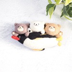 主役級！羊毛フェルトブローチ　くまの３兄弟（スイスイペンギン）