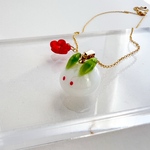 椿と雪うさぎのネックレス　冬　レジン