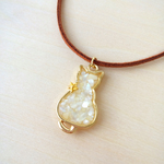 White cat of suede cord necklace