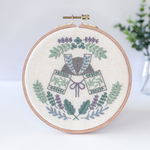 刺繍の兜飾り　ファブリックパネル　パステルグリーン　直径16cm /こどもの日　端午の節句　インテリア 壁飾り アートボード
