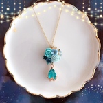 〈星屑シリーズ〉星空と雫クリスタルのネックレス　エメラルドグリーン×ライトグリーン