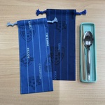 w12×28cm 箸袋 濃い水色 サッカー ストライプ エンブレム柄 英語 アルファベットはし箱袋 はし袋 男の子 小学校 