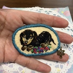 ミニチュアダックスフンドの刺繍ブローチ