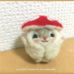 【オーダー品】元気の出るお守り　癒しの妖精✿momoちゃん　赤きのこにっこりブローチバージョン