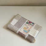 パッチワークポーチ＊ナチュラル　レース　チェック リネン　刺繍　マルチポーチ　通帳ケース　お薬手帳ポーチ　母子手帳ケース　御朱印帳入れ　