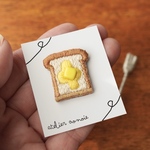 【じゅわっと幸せ、バタートースト】刺繍の食パンブローチ　