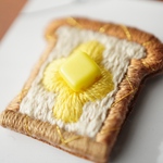【じゅわっと幸せ、バタートースト】刺繍の食パンブローチ　