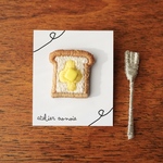 【じゅわっと幸せ、バタートースト】刺繍の食パンブローチ　