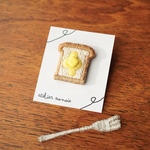 【じゅわっと幸せ、バタートースト】刺繍の食パンブローチ　