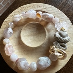 開運2025年　桜瑪瑙にリボンをつけた金蛇のデザインブレスレット