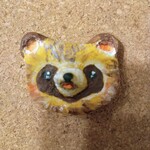 きゅるるんたぬきフェイスブローチ手ごねオーブン陶土タヌキ狸