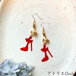 ハイヒールをつまむピアス