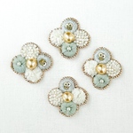 【イヤリング】　ピアスに変更可　チェコビーズとガラスパールのプックリ刺繍耳飾り（ミントグリーン&ホワイト）