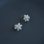 【14kgf】大人かわいい！フラワー 耳飾り　white