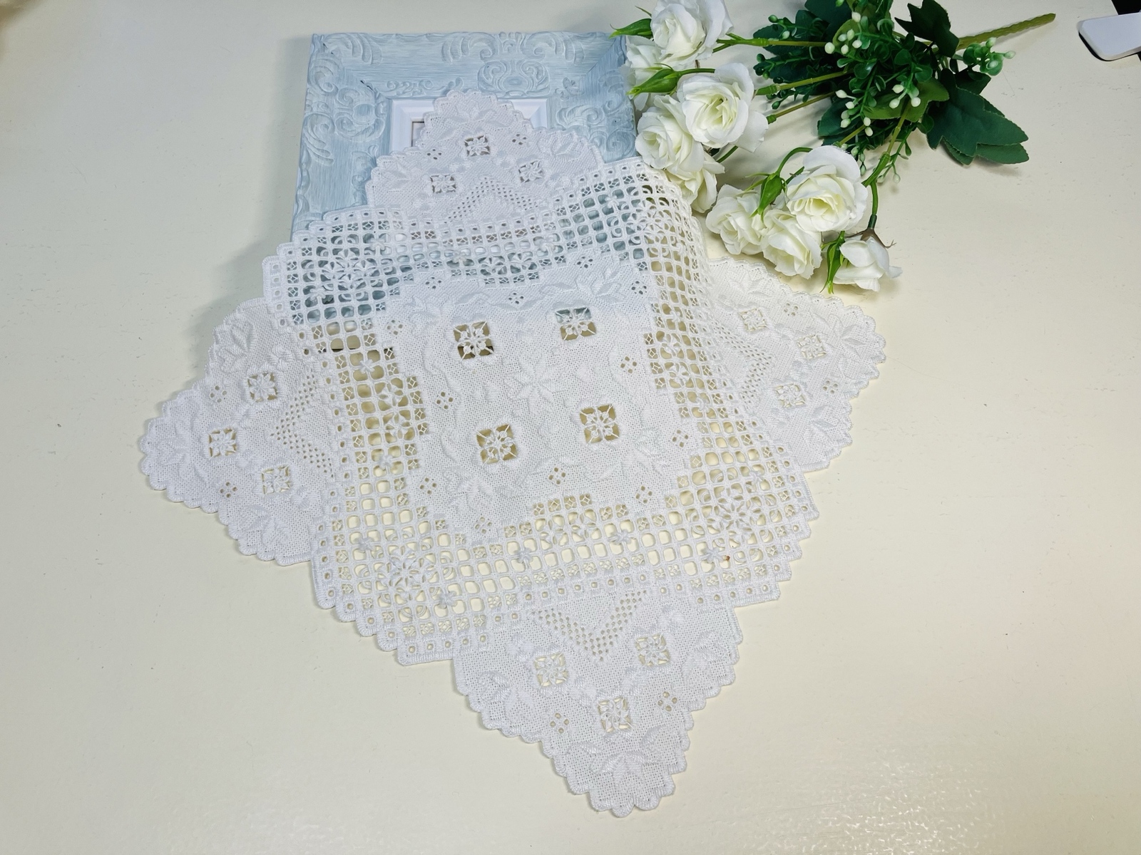 受注製作】3枚布に見えるハーダンガー刺繍のドイリー