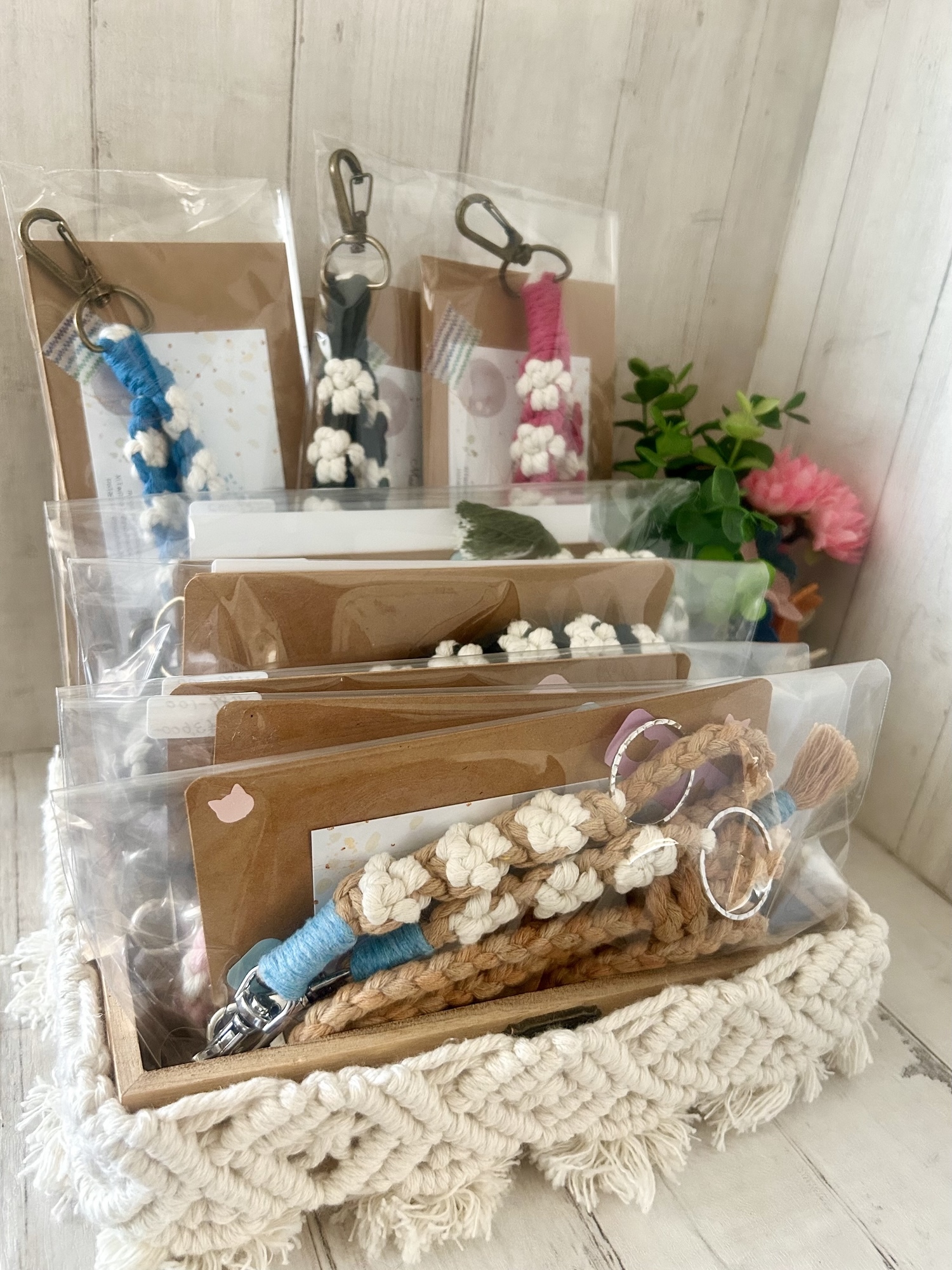 マクラメ フラワーキーホルダー - TOMO'S GALLERY | minne byGMOペパボ