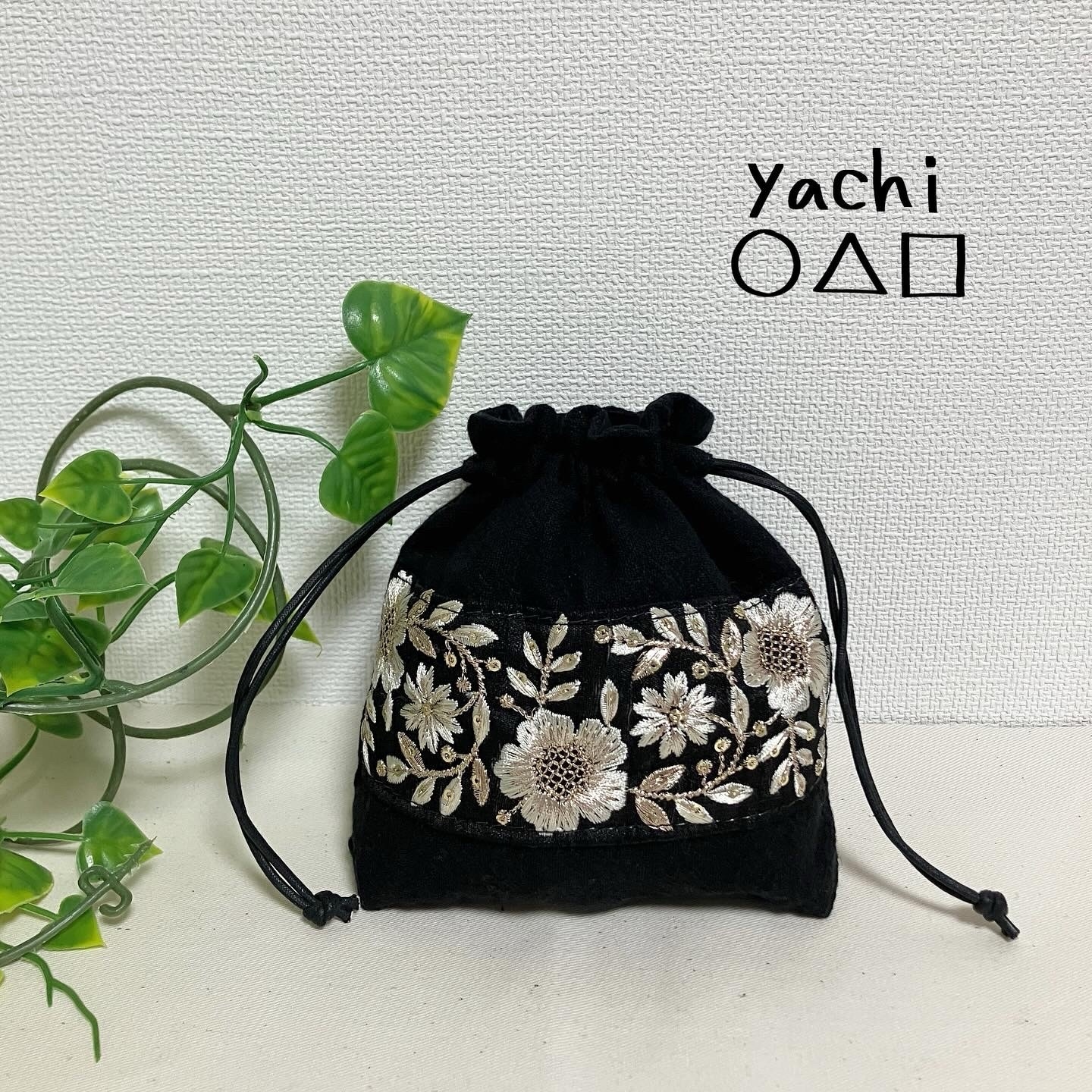 インド刺繍リボン　巾着ポーチ インド刺繍 リボン 巾着ポーチ 巾着袋 巾着 ホワイト×キルト生地
