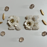 pooom16様ご注文🌼ビーズ刺繍のブローチ🌼イニシャル　Hと R