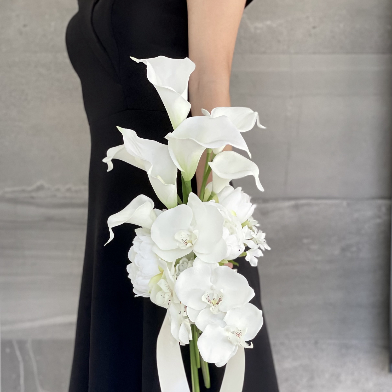 ウエディング アームブーケ ホワイト ブルー ブートニア付き 白カラー