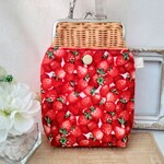 たっぷりいちご♡　ぷっくりがま口  スマホポシェット　ハンドメイド　スマホショルダー　お散歩に　苺　がま口ショルダーバッグ