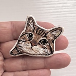刺繍 ブローチ ☆ ちょこん 猫タン