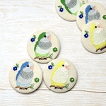 【７.オキナインコ①】　うちの子見つけた！　ブローチ　バッチ　愛鳥　小鳥　鳥　雑貨　小物　刺繍　グリーン　ブルー　イエロー