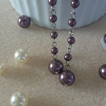 紫色のロングパールピアス
