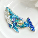 優雅に泳ぐザトウクジラのビーズ刺繍　ブローチ
