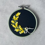 ミモザの刺繍枠の壁飾り　春のインテリア　ミモザの三日月ブーケ　インテリア　玄関　リビング飾り