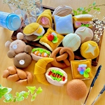 18個セット‼︎おままごと☆フェルトでパン屋さん☆トレイ&トング付き