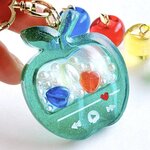 【1/30:satokuro02様】💛❤️💙ぷっくり3色ハート入りグリーンラメ青リンゴ音楽プレイヤーのシャカシャカキーホルダー s-9