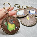 【５.ボタンインコ①】　キーホルダー　バックチャーム　愛鳥　小鳥　鳥　雑貨　本革　刺繍　青　ブルー　バイオレット　水色　緑　黄緑　イエロー　ルチノー　黄色　白　ホワイト　アルビノ　レザー　本革