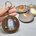 【６.小桜インコ①】　キーホルダー　バックチャーム　愛鳥　小鳥　鳥　雑貨　小物　本革　レザー　刺繍　グリーン　ブルー　イエロー　ルチノー　黄色　白　ホワイト　アルビノ　母の日　プレゼント　ギフト