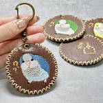 【７.オキナインコ②】　キーホルダー　バックチャーム　愛鳥　小鳥　鳥　雑貨　小物　刺繍　本革　レザー　グリーン　ブルー　イエロー　ペット　かわいい　プレゼント　ギフト　羽