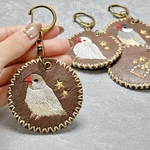 【10.文鳥②】キーホルダー　バックチャーム　愛鳥　小鳥　鳥　雑貨　小物　刺繍　本革　レザー　白文鳥　ノーマル文鳥　桜文鳥　シルバー文鳥　クリーム文鳥　シナモン文鳥　かわいい　ペット　プレゼント