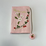 野いちごとデイジーの手刺繍　ピンクのコットンのブックカバー　手刺繍　マーガレット　刺繍　ブックカバー手刺繍　ブックカバー刺繍　文庫本カバー　ピンク色　花刺繍　春の野草　プレゼント