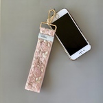 【持ちやすくて可愛いお手元】インド刺繍のスマホストラップ☆Ekaエカ／ハンドストラップ・携帯ストラップ