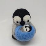 【再販】お母さんペンギンと赤ちゃんペンギン(青のおくるみver.)