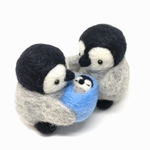 ペンギン夫婦と赤ちゃんペンギン