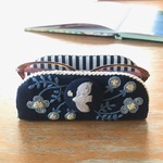 北欧風　白い小鳥と青い花　刺繍　　メガネスタンドで　心地よいお部屋に。　